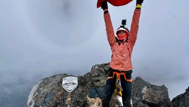 صورة رفع العلم المغربي على قمة هرم كارستينز  انجاز جديد باندونيسيا للمتسلقة المغربية نوال سفندلا