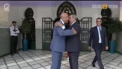 صورة عناق ومصافحة بين وزيري التعليم العالي والبحث العلمي الجديد والمغادر كما هو متعارف عليه في مراسم تسليم السلطة