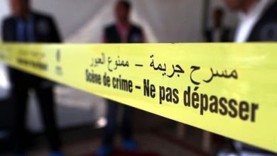 صورة العثور على جثة شاب تحمل آثار تعنيف ملقاة بالطريق بالنواصر.