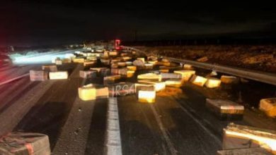 صورة بالصور… إنقلاب شاحنة يفضح شحنة ضخمة من المخدرات