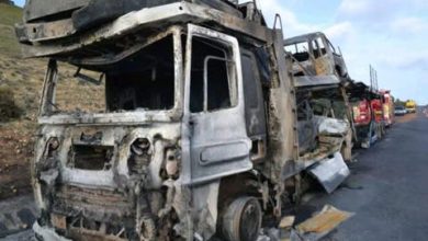صورة بالصور… النيران تلتهم شاحنة محملة بسيارات جديدة بفاس