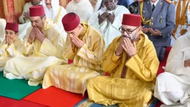 صورة أمير المؤمنين يؤدي صلاة عيد الفطر بمسجد أهل فاس ويتقبل التهاني بهذه المناسبة السعيدة