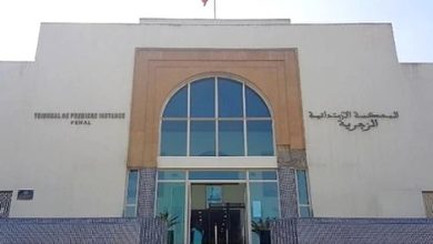 صورة متابعة أربعة أشخاص في حالة اعتقال، وإحالة فتاة قاصر على قاضي الأحداث للاشتباه في تورطهم في جرائم يعاقب عليها القانون (وكيل الملك)