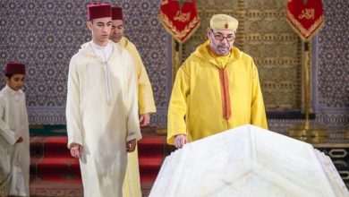 صورة جلالة الملك يظهر في صحة جيدة وهو يترحم على روح جده محمد الخامس ووالده الحسن الثاني