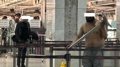 صورة الرباط… رجل هائج ينزع ملابسه ويشرع في تخريب مرافق محطة القطار.