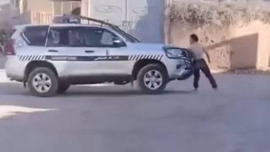 صورة نواحي مراكش… “مقرقب” مسلح بسيف يهاجم الساكنة والدركيين ودوريات تتدخل لتوقيفه بعد فوضى عارمة