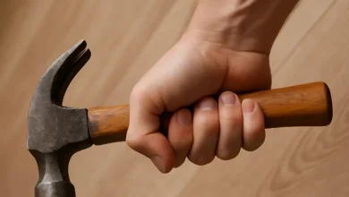 صورة شاب يجهز على زوجته ويصيب والدته بمطرقة إثر خلاف عائلي