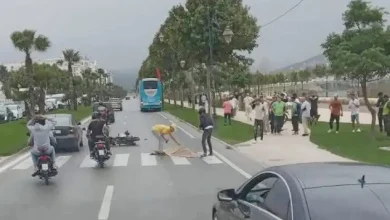 صورة تطوان… عجلات حافلة تسحق رأس شاب كان على متن دراجة نارية
