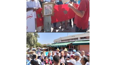 صورة وقفة احتجاجية حاشدة لتجار السوق البلدي القديم ببنسليمان احتجاجاً على الترحيل وإقصاء تجار الدجاج بالتقسيط