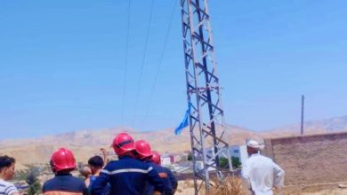 صورة شابة تحاول الانتحار بتسلق عمود كهرباء في تازة