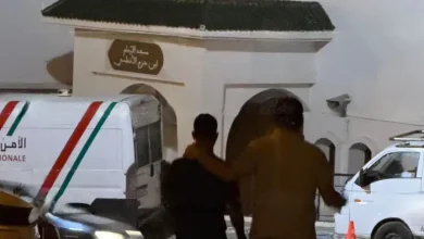 صورة طنجة… مداهمة أمنية تنتهي بتوقيف فتاة وأربعة شبان داخل شقة للدعارة