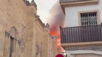 صورة حريق مسجد-كاتدرائية قرطبة التاريخي في إسبانيا: حريق يهدد إرثًا حضارياً عريقاً