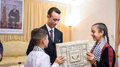 صورة ولي العهد الأمير مولاي الحسن يستقبل أطفال القدس في قصر تطوان تأكيداً على دعم المغرب المستمر للقضية الفلسطينية