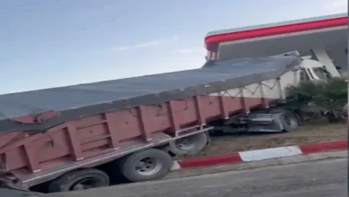 صورة حادثة سير مميتة بسبب فقدان السيطرة على شاحنة لتدهس سيارتين وتقترب من محطة وقود