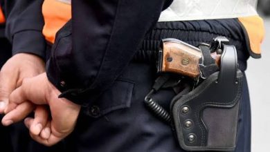 صورة السلاح الوظيفي للأمن ينهي حياة أربعيني هدد المواطنين بسكين لسلا.