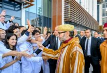 صورة الملك محمد السادس يدشن المركب الاستشفائي الجامعي الدولي محمد السادس للرباط ويعطي تعليماته لافتتاح مركز استشفائي جامعي آخر بأكادير