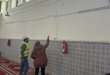 صورة لجنة مختلطة تغلق المسجد الكبير بسيدي سليمان بسبب ظهور تشققات بجدرانه.