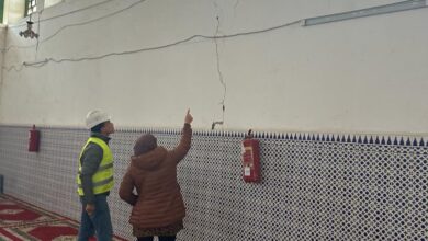 صورة لجنة مختلطة تغلق المسجد الكبير بسيدي سليمان بسبب ظهور تشققات بجدرانه.