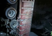 صورة انقلاب شاحنة على الطريق الوطنية رقم 1 قرب مركز درك اليمامة ببوزنيقة، دون خسائر بشرية