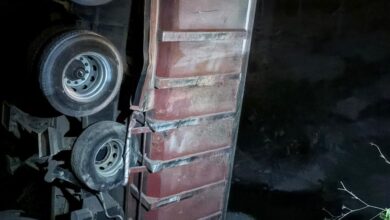 صورة انقلاب شاحنة على الطريق الوطنية رقم 1 قرب مركز درك اليمامة ببوزنيقة، دون خسائر بشرية