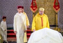 صورة الملك محمد السـادس يترحم على روح جده محمد الخامس