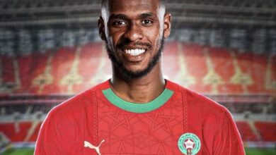 صورة مدافع فولهام عيسى ديوب يوافق على حمل قميص أسود الأطلس