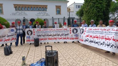 صورة وقفة احتجاجية حاشدة لمتصرفي التربية والتكوين أمام الوزارة تنديداً بتجاهل ملفهم المطلبي