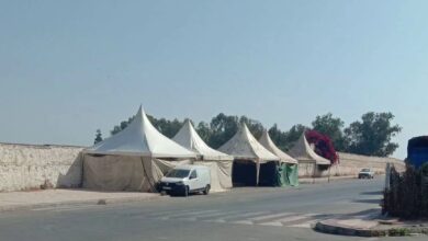 صورة حي الفرح بمدينة بنسليمان.. مخاوف من “عشوائية” نصب خيام تجارية وسط تجمعات سكنية ومؤسسة تعليمية.