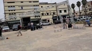 صورة بنسليمان تهتز على إيقاع المونديال: عامل الإقليم يستجيب للجماهير وينصب شاشة عملاقة لمتابعة “أسود الأطلس”.