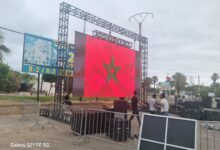 صورة بوزنيقة تتأهب للمونديال: شاشة عملاقة على الشاطئ لمتابعة مباراة الأسود ضد هايتي بطلب عامل إقليم بنسليمان