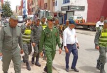 صورة سلطات بوزنيقة تستنفر أجهزتها لتحرير الملك العمومي وتأمين الانسيابية المرورية خلال الصيف.
