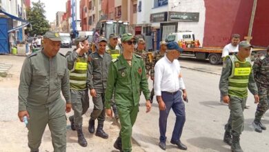صورة سلطات بوزنيقة تستنفر أجهزتها لتحرير الملك العمومي وتأمين الانسيابية المرورية خلال الصيف.
