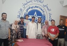 صورة الاتحاد المغربي للشغل ببنسليمان يعقد مجلساً نقابياً لعمال النظافة ويؤكد مواصلة الدفاع عن الحقوق الاجتماعية والمهنية للشغيلة  في إطار مواصلة التعبئة النقابية وتعزيز التواصل مع الشغيلة، نظم الاتحاد الإقليمي لنقابات بنسليمان، التابع للاتحاد المغربي للشغل، يوم الجمعة 16 أكتوبر 2026، على الساعة الخامسة مساءً، بمقر الاتحاد المغربي للشغل ببنسليمان، مجلسا نقابياً لعمال ومستخدمي قطاع النظافة بالإقليم، خُصص لتدارس أوضاع العاملين بالقطاع، والوقوف على أبرز الإكراهات التي تواجههم، فضلاً عن مناقشة المطالب الاجتماعية والمهنية المطروحة في ظل التحولات المرتبطة بتدبير قطاع النظافة بالإقليم. واستُهلت أشغال المجلس بكلمة للأستاذ إبراهيم حنين، الكاتب الإقليمي للاتحاد المغربي للشغل ببنسليمان، تناول فيها مستجدات الوضع العام، والأهمية الاجتماعية والمهنية التي يكتسيها قطاع النظافة والمناولة، مستحضرا الرهانات المرتبطة بالصفقة المقبلة لتدبير قطاع النظافة بإقليم بنسليمان، وما تفرضه من ضرورة صون المكتسبات وضمان الاستقرار المهني والاجتماعي للعمال والمستخدمين، مع التأكيد على أن كرامة الشغيلة وحقوقها المشروعة ينبغي أن تظل في صلب أي تصور لتطوير هذا القطاع الحيوي. كما شدد على الدور المحوري الذي يضطلع به عمال النظافة في الحفاظ على نظافة المدينة وجماليتها والصحة العامة لساكنتها، مبرزا أن تحسين ظروف اشتغالهم والارتقاء بأوضاعهم الاجتماعية يندرجان ضمن الأولويات التي يتبناها الاتحاد المغربي للشغل في دفاعه المستمر عن الطبقة العاملة. وعرفت أشغال المجلس أيضا كلمة للأخ بوشعيب شروقي، أمين الاتحاد المغربي للشغل ببنسليمان، أكد من خلالها أهمية العمل النقابي الوحدوي والتضامن بين مختلف مكونات الطبقة العاملة، مشددا على ضرورة مواصلة الدفاع عن الحقوق والمكتسبات الاجتماعية والمهنية لعمال النظافة، وتعزيز دور التنظيم النقابي في تأطير الشغيلة والترافع عن مطالبها المشروعة، بما يسهم في تحسين أوضاعها وصون كرامتها. وعرفت أشغال المجلس تدخلات كل من الكاتب المحلي، الأخ عبد العزيز العسولي، ونائبه الأخ فؤاد الإسعاف، إلى جانب الأخ نبيل وعدد من العمال والعاملات، الذين عرضوا مختلف الإكراهات المهنية والاجتماعية التي تواجه الشغيلة، واستحضروا عددا من المطالب والمراسلات التي سبق توجيهها إلى المجلس الجماعي لبنسليمان وعمالة إقليم بنسليمان، فضلا عن المستحقات العالقة التي لا تزال، بحسب تدخلاتهم، في ذمة شركة «أوزون»، وما يترتب عنها من انشغالات لدى المعنيين بالأمر. وفي السياق ذاته، عبّر المتدخلون عن تثمينهم للمجهودات المبذولة من طرف الشركة الحالية المكلفة بتدبير قطاع النظافة في تعاملها مع العمال، مع التأكيد على ضرورة مواصلة تحسين ظروف العمل والاستجابة للمطالب الاجتماعية المشروعة، ولا سيما الرفع من التعويضات وتحسين الوضعية المادية والاجتماعية للعاملين بالقطاع. وأكد المشاركون أن المرحلة المقبلة، في ظل الرهانات المرتبطة بتجديد صفقة النظافة بالإقليم، تستوجب اعتماد مقاربة مسؤولة توازن بين جودة الخدمات المقدمة للساكنة واحترام الحقوق المكتسبة للشغيلة وضمان استمرارية العمل والاستقرار المهني، بما يكرس مبدأ أن العامل يشكل عنصرا أساسياً في نجاح أي منظومة لتدبير المرافق والخدمات العمومية. واختُتمت أشغال المجلس النقابي بتوجيه أسمى عبارات الشكر والتقدير إلى الأخ الميلودي المخارق، الأمين العام للاتحاد المغربي للشغل، وإلى كافة أعضاء الأمانة الوطنية وأعضاء المكتب الإقليمي للاتحاد المغربي للشغل ببنسليمان، تقديراً لما يبذلونه من جهود في دعم العمل النقابي والدفاع عن حقوق ومصالح الطبقة العاملة. كما توجه المجلس بالشكر إلى جميع عمال ومستخدمي قطاع النظافة بإقليم بنسليمان على روح المسؤولية والصمود والتفاني في أداء مهامهم، وإلى ساكنة مدينة بنسليمان على ما تقدمه من دعم ومساندة وتقدير لعمال النظافة، الذين يواصلون أداء رسالتهم اليومية في خدمة المدينة وساكنتها. ويؤكد الاتحاد المغربي للشغل ببنسليمان، من خلال هذا المجلس، تشبثه بمواصلة الترافع المسؤول عن المطالب المشروعة لشغيلة القطاع، والعمل على تعزيز الحوار والتواصل مع مختلف الجهات المعنية، بما يضمن صون كرامة العمال وتحسين أوضاعهم الاجتماعية والمهنية، ويجعل من الإنصاف الاجتماعي واحترام الحقوق أساسا لكل إصلاح يروم الارتقاء بقطاع النظافة بإقليم بنسليمان. الاتحاد المغربي للشغل ببنسليمان: دفاع مستمر عن كرامة الشغيلة، وصون للمكتسبات، والتزام راسخ بقضايا عمال النظافة وحقوقهم المشروعة.