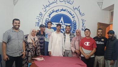 صورة الاتحاد المغربي للشغل ببنسليمان يعقد مجلساً نقابياً لعمال النظافة ويؤكد مواصلة الدفاع عن الحقوق الاجتماعية والمهنية للشغيلة  في إطار مواصلة التعبئة النقابية وتعزيز التواصل مع الشغيلة، نظم الاتحاد الإقليمي لنقابات بنسليمان، التابع للاتحاد المغربي للشغل، يوم الجمعة 16 أكتوبر 2026، على الساعة الخامسة مساءً، بمقر الاتحاد المغربي للشغل ببنسليمان، مجلسا نقابياً لعمال ومستخدمي قطاع النظافة بالإقليم، خُصص لتدارس أوضاع العاملين بالقطاع، والوقوف على أبرز الإكراهات التي تواجههم، فضلاً عن مناقشة المطالب الاجتماعية والمهنية المطروحة في ظل التحولات المرتبطة بتدبير قطاع النظافة بالإقليم. واستُهلت أشغال المجلس بكلمة للأستاذ إبراهيم حنين، الكاتب الإقليمي للاتحاد المغربي للشغل ببنسليمان، تناول فيها مستجدات الوضع العام، والأهمية الاجتماعية والمهنية التي يكتسيها قطاع النظافة والمناولة، مستحضرا الرهانات المرتبطة بالصفقة المقبلة لتدبير قطاع النظافة بإقليم بنسليمان، وما تفرضه من ضرورة صون المكتسبات وضمان الاستقرار المهني والاجتماعي للعمال والمستخدمين، مع التأكيد على أن كرامة الشغيلة وحقوقها المشروعة ينبغي أن تظل في صلب أي تصور لتطوير هذا القطاع الحيوي. كما شدد على الدور المحوري الذي يضطلع به عمال النظافة في الحفاظ على نظافة المدينة وجماليتها والصحة العامة لساكنتها، مبرزا أن تحسين ظروف اشتغالهم والارتقاء بأوضاعهم الاجتماعية يندرجان ضمن الأولويات التي يتبناها الاتحاد المغربي للشغل في دفاعه المستمر عن الطبقة العاملة. وعرفت أشغال المجلس أيضا كلمة للأخ بوشعيب شروقي، أمين الاتحاد المغربي للشغل ببنسليمان، أكد من خلالها أهمية العمل النقابي الوحدوي والتضامن بين مختلف مكونات الطبقة العاملة، مشددا على ضرورة مواصلة الدفاع عن الحقوق والمكتسبات الاجتماعية والمهنية لعمال النظافة، وتعزيز دور التنظيم النقابي في تأطير الشغيلة والترافع عن مطالبها المشروعة، بما يسهم في تحسين أوضاعها وصون كرامتها. وعرفت أشغال المجلس تدخلات كل من الكاتب المحلي، الأخ عبد العزيز العسولي، ونائبه الأخ فؤاد الإسعاف، إلى جانب الأخ نبيل وعدد من العمال والعاملات، الذين عرضوا مختلف الإكراهات المهنية والاجتماعية التي تواجه الشغيلة، واستحضروا عددا من المطالب والمراسلات التي سبق توجيهها إلى المجلس الجماعي لبنسليمان وعمالة إقليم بنسليمان، فضلا عن المستحقات العالقة التي لا تزال، بحسب تدخلاتهم، في ذمة شركة «أوزون»، وما يترتب عنها من انشغالات لدى المعنيين بالأمر. وفي السياق ذاته، عبّر المتدخلون عن تثمينهم للمجهودات المبذولة من طرف الشركة الحالية المكلفة بتدبير قطاع النظافة في تعاملها مع العمال، مع التأكيد على ضرورة مواصلة تحسين ظروف العمل والاستجابة للمطالب الاجتماعية المشروعة، ولا سيما الرفع من التعويضات وتحسين الوضعية المادية والاجتماعية للعاملين بالقطاع. وأكد المشاركون أن المرحلة المقبلة، في ظل الرهانات المرتبطة بتجديد صفقة النظافة بالإقليم، تستوجب اعتماد مقاربة مسؤولة توازن بين جودة الخدمات المقدمة للساكنة واحترام الحقوق المكتسبة للشغيلة وضمان استمرارية العمل والاستقرار المهني، بما يكرس مبدأ أن العامل يشكل عنصرا أساسياً في نجاح أي منظومة لتدبير المرافق والخدمات العمومية. واختُتمت أشغال المجلس النقابي بتوجيه أسمى عبارات الشكر والتقدير إلى الأخ الميلودي المخارق، الأمين العام للاتحاد المغربي للشغل، وإلى كافة أعضاء الأمانة الوطنية وأعضاء المكتب الإقليمي للاتحاد المغربي للشغل ببنسليمان، تقديراً لما يبذلونه من جهود في دعم العمل النقابي والدفاع عن حقوق ومصالح الطبقة العاملة. كما توجه المجلس بالشكر إلى جميع عمال ومستخدمي قطاع النظافة بإقليم بنسليمان على روح المسؤولية والصمود والتفاني في أداء مهامهم، وإلى ساكنة مدينة بنسليمان على ما تقدمه من دعم ومساندة وتقدير لعمال النظافة، الذين يواصلون أداء رسالتهم اليومية في خدمة المدينة وساكنتها. ويؤكد الاتحاد المغربي للشغل ببنسليمان، من خلال هذا المجلس، تشبثه بمواصلة الترافع المسؤول عن المطالب المشروعة لشغيلة القطاع، والعمل على تعزيز الحوار والتواصل مع مختلف الجهات المعنية، بما يضمن صون كرامة العمال وتحسين أوضاعهم الاجتماعية والمهنية، ويجعل من الإنصاف الاجتماعي واحترام الحقوق أساسا لكل إصلاح يروم الارتقاء بقطاع النظافة بإقليم بنسليمان. الاتحاد المغربي للشغل ببنسليمان: دفاع مستمر عن كرامة الشغيلة، وصون للمكتسبات، والتزام راسخ بقضايا عمال النظافة وحقوقهم المشروعة.